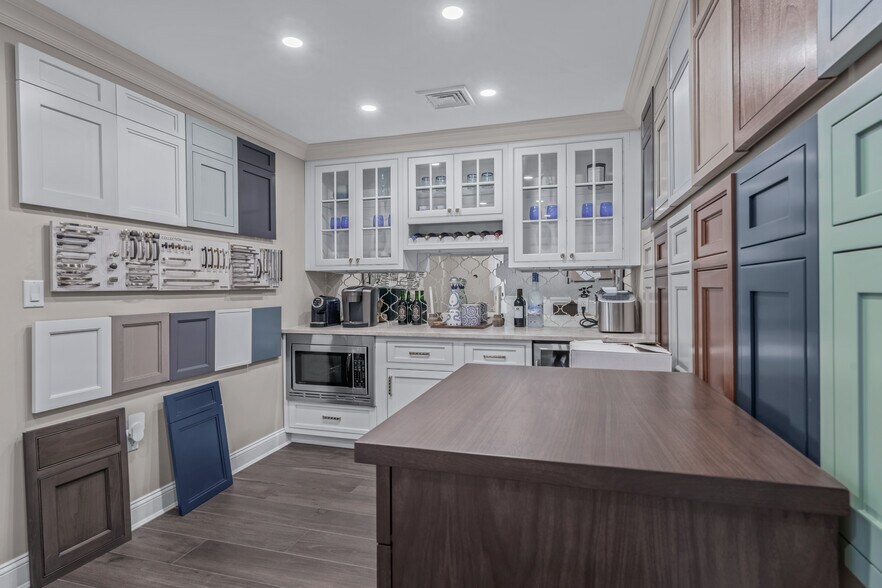 More Photos Of 431 Hempstead Ave, West Hempstead Office For Lease