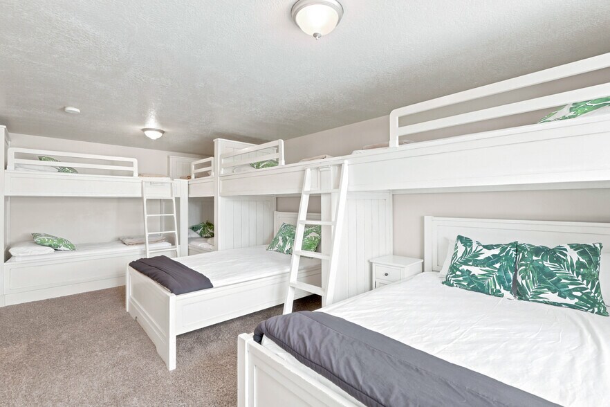 More Photos Of 40 Christa Circle cir, Garden City Specialty For Sale