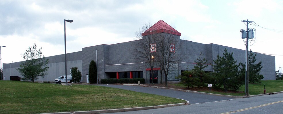 More Photos Of 35 Commerce Dr, Somerset Warehouse For Lease