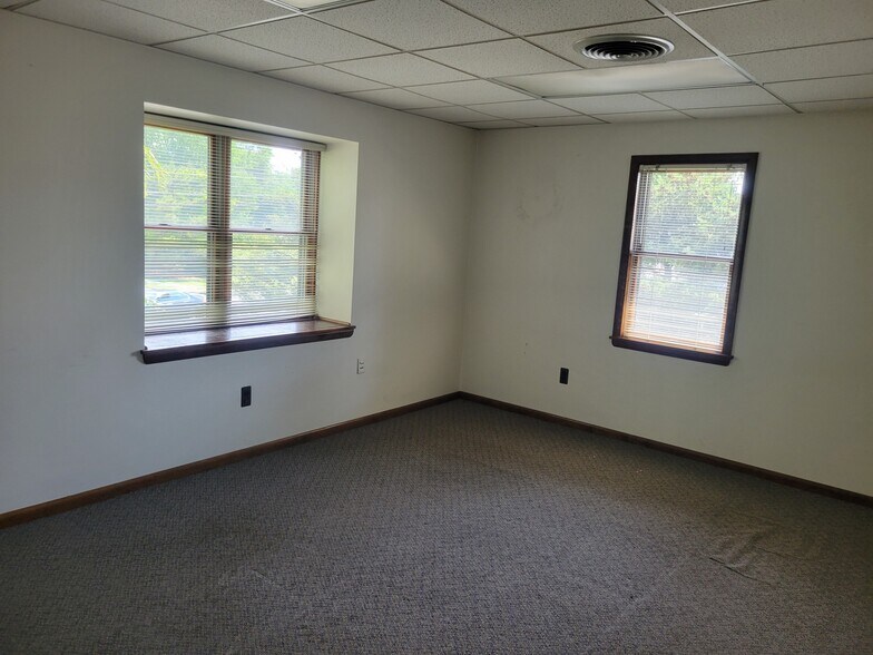More Photos Of 402 E Main St, Middletown Office For Sale