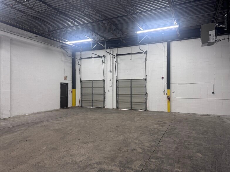 More Photos Of 3950 Nebraska St, Levittown Warehouse For Lease