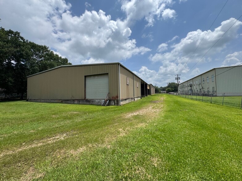 More Photos Of 1208 S Chestnut St, Lufkin Showroom For Sale