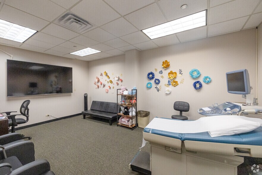 More Photos Of 387 Shuman Blvd, Naperville Medical For Sale