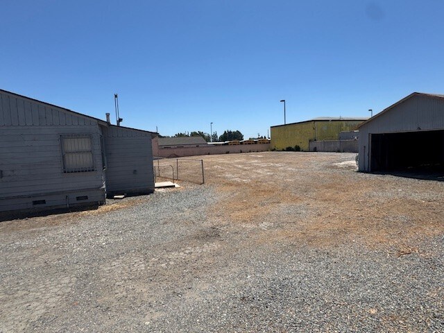 More Photos Of 402 N Sullivan St, Santa Ana Contractor Storage Yard For Lease