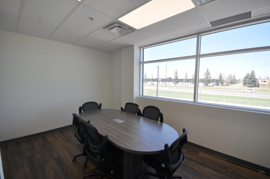 More Photos Of 8489 40 St SE, Calgary Flex For Lease