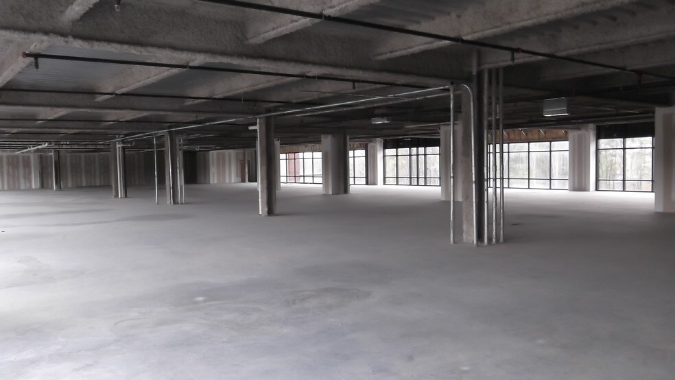 More Photos Of 302 Satellite Blvd NE, Suwanee General Retail For Lease