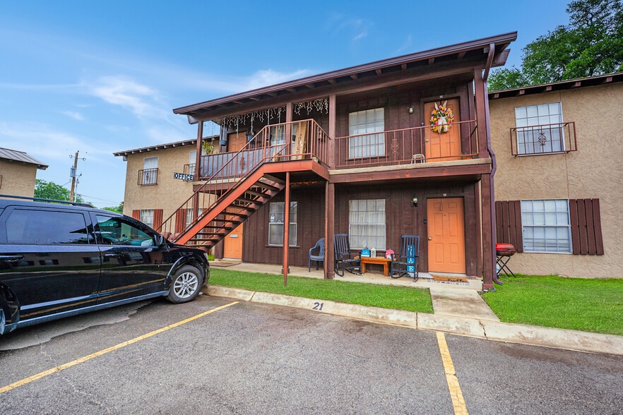 More Photos Of 500 E Nopal St, Uvalde Apartments For Sale
