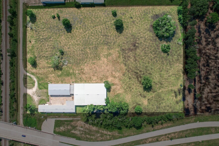 More Photos Of 7002 Bissell Rd, Manvel Manufacturing For Sale