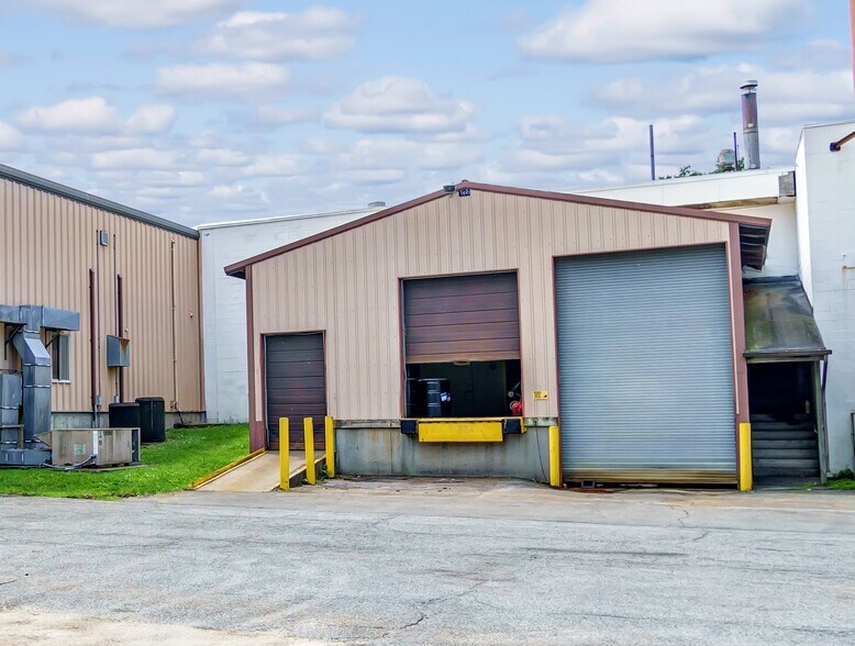 More Photos Of 150 Coldenham Rd, Walden Warehouse For Lease