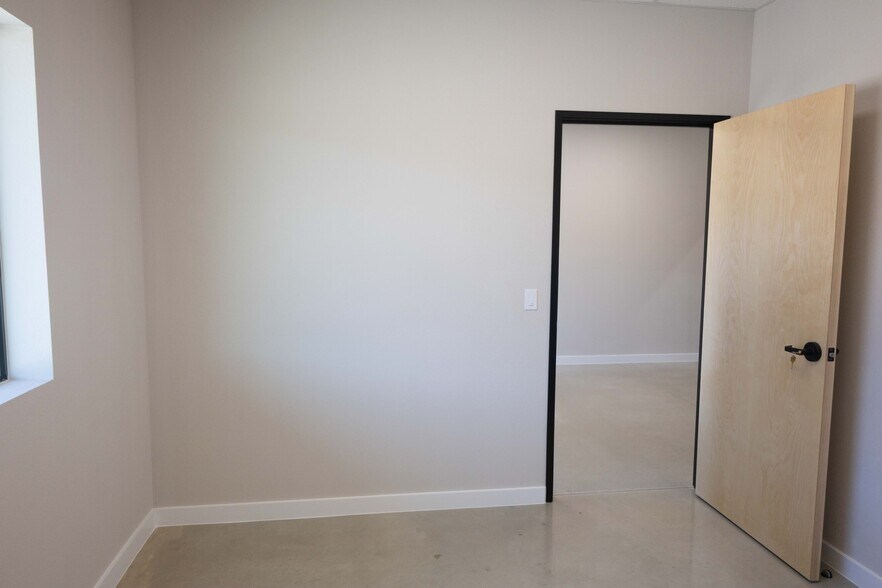 More Photos Of 720 S Bell Blvd, Cedar Park Warehouse For Lease