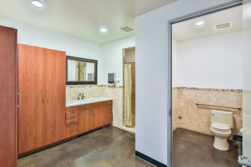 More Photos Of 1319-1321 W 11th St, Los Angeles Showroom For Sale