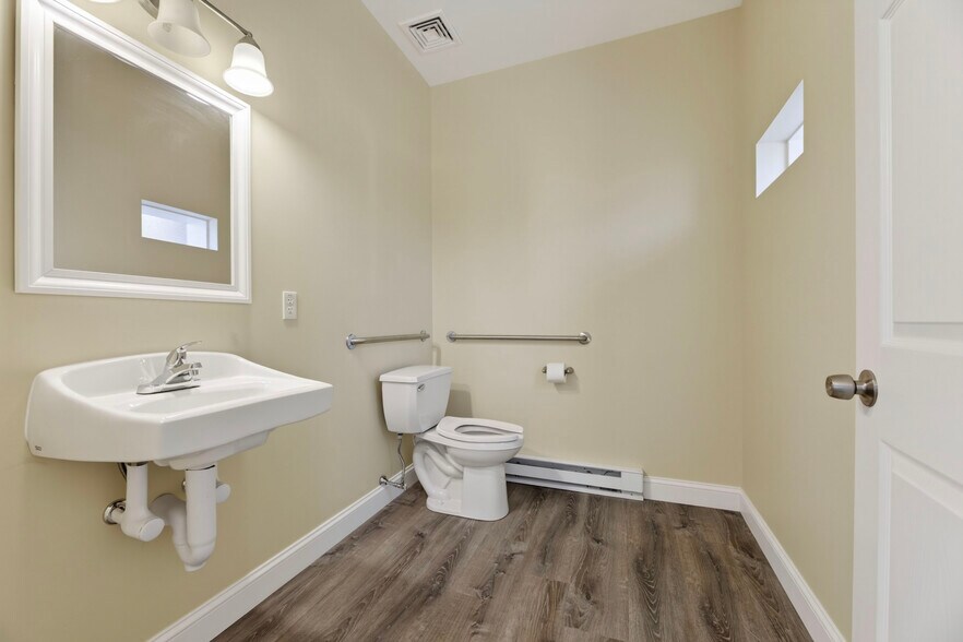 More Photos Of 5680 Post Rd, Charlestown General Retail For Lease
