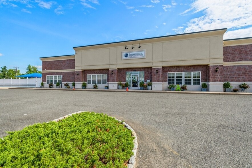 More Photos Of 149 Pierce St, Somerset General Retail For Lease