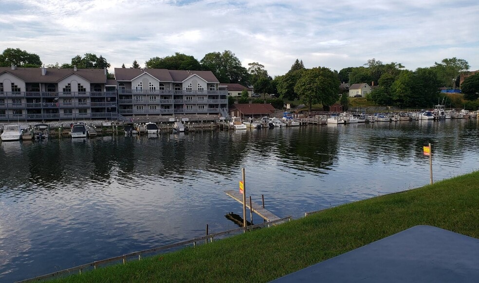 More Photos Of 520 Water St, Manistee Hotel For Sale