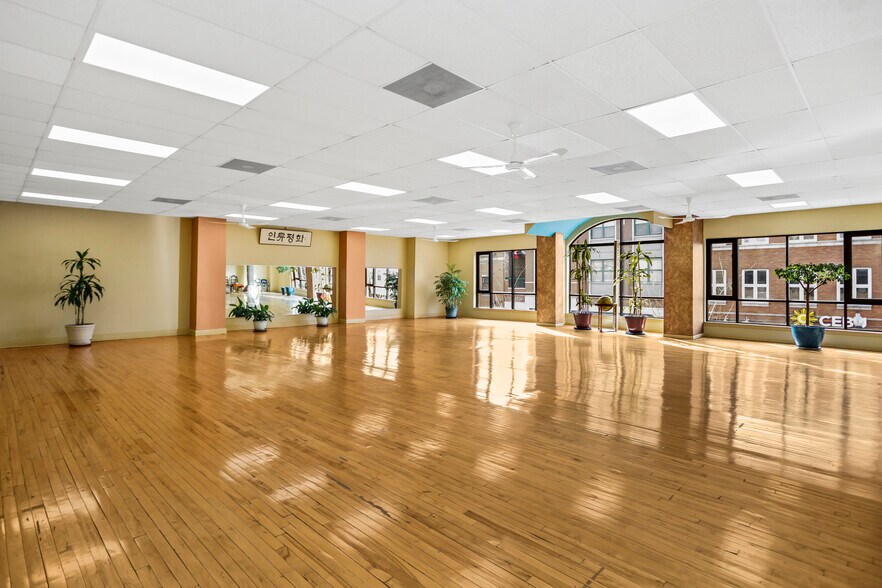 More Photos Of 3121 N Lincoln Ave, Chicago Loft Creative Space For Sale