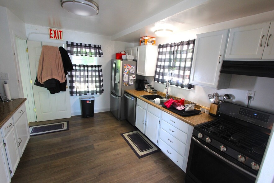 More Photos Of 1757 Main St, Green Bay Storefront Retail Office For Sale