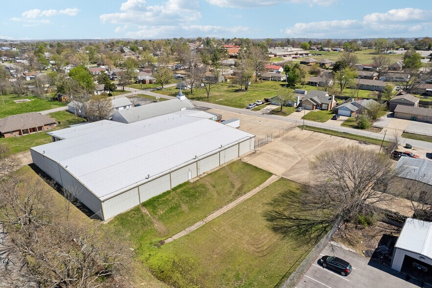 More Photos Of 710 S Adams St, Sapulpa Distribution For Sale