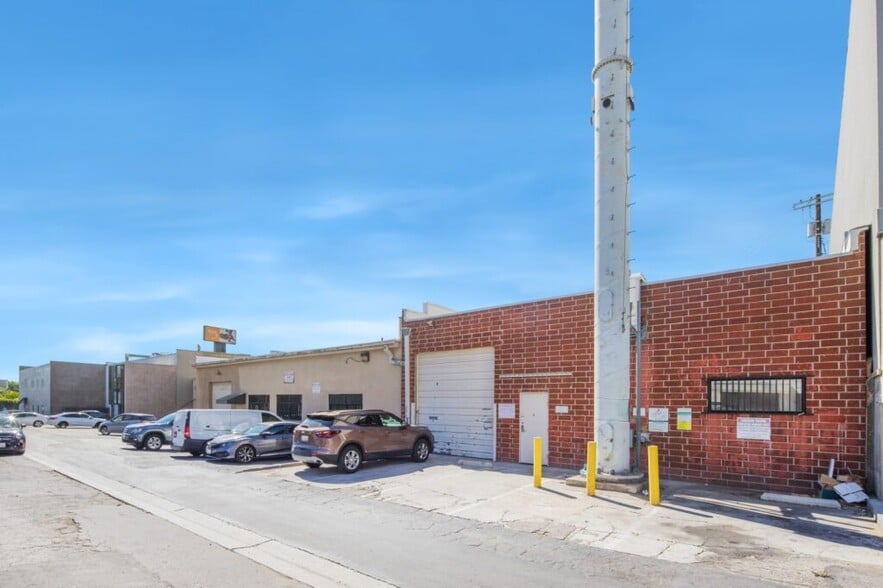 More Photos Of 2216 S Barrington Ave, Los Angeles Research And Development For Sale