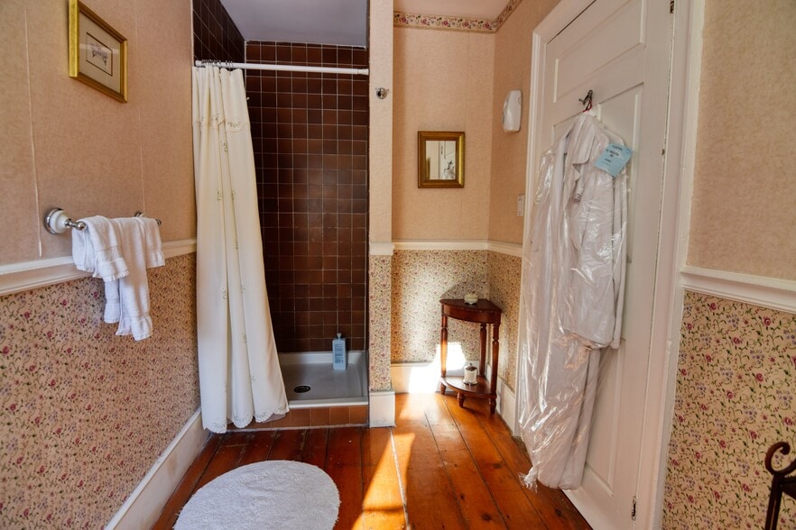 More Photos Of 27 Route 25, Plymouth Hospitality For Sale