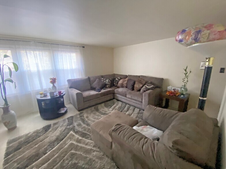 More Photos Of 4905 W Louise St, Skokie Apartments For Sale