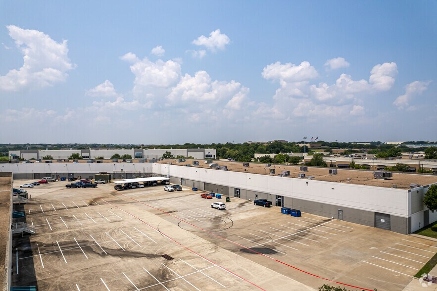 More Photos Of 1955 Lakeway Dr, Lewisville Showroom For Lease