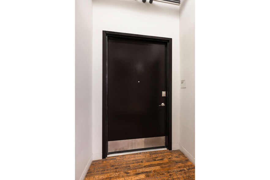 More Photos Of 500-530 Molino St, Los Angeles Office For Sale