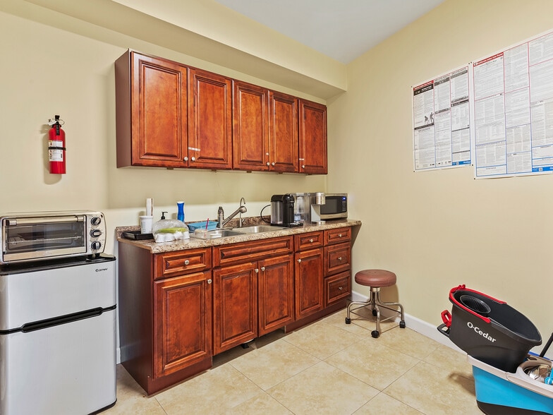 More Photos Of 7335-7341 Foothill Blvd, Tujunga Light Manufacturing For Sale