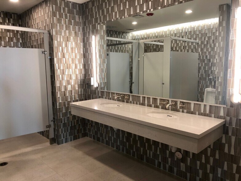 More Photos Of 807 N Upper Broadway St, Corpus Christi Office For Lease