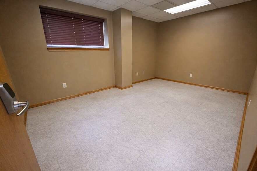 More Photos Of 376 Hope Station Rd, Weston Warehouse For Lease