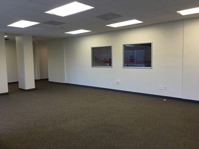 More Photos Of 25 W Easy St, Simi Valley Warehouse For Lease