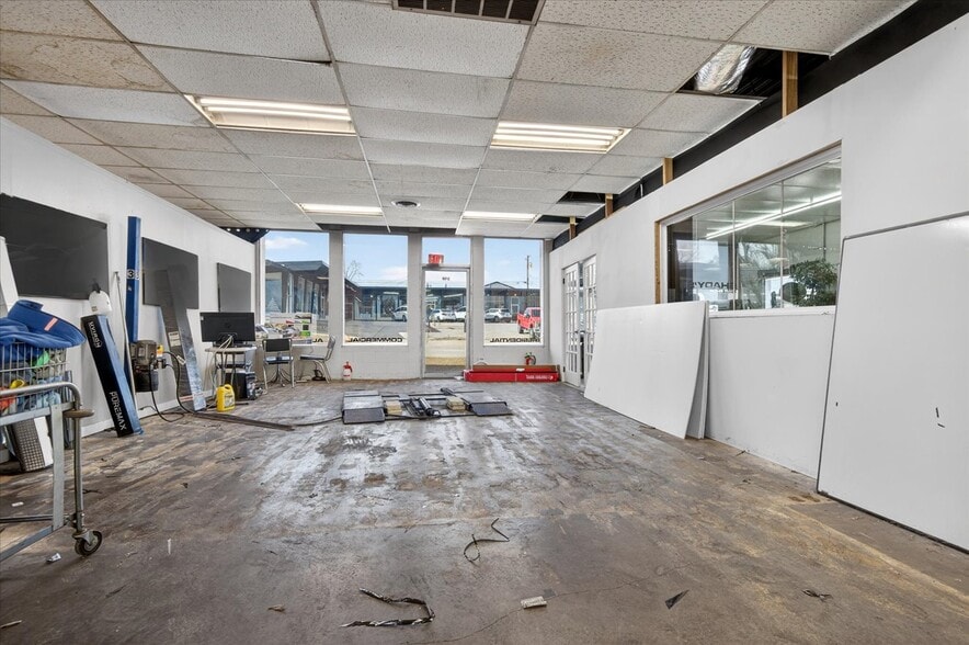 More Photos Of 218 S Comanche Ave, Bartlesville Auto Repair For Sale