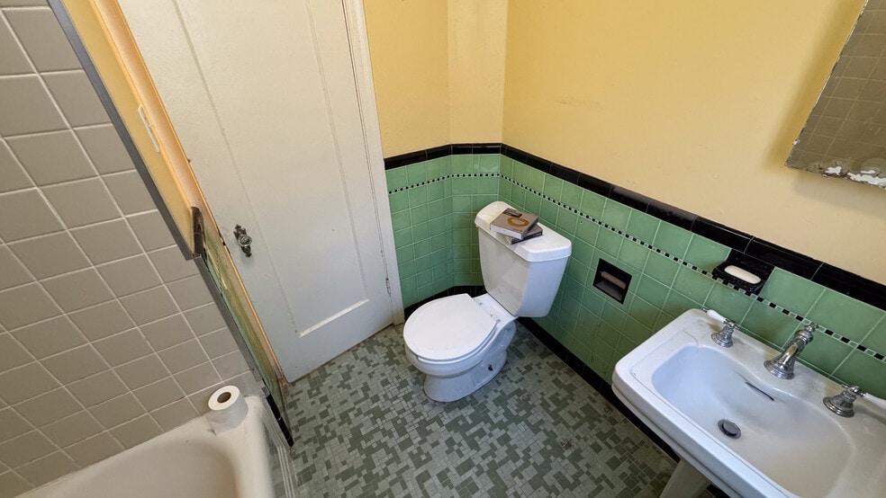 More Photos Of 1266 Washington Ave, Albany Specialty For Sale