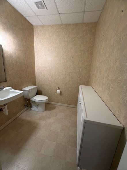 More Photos Of 1076 Business Ln, Naples Showroom For Sale