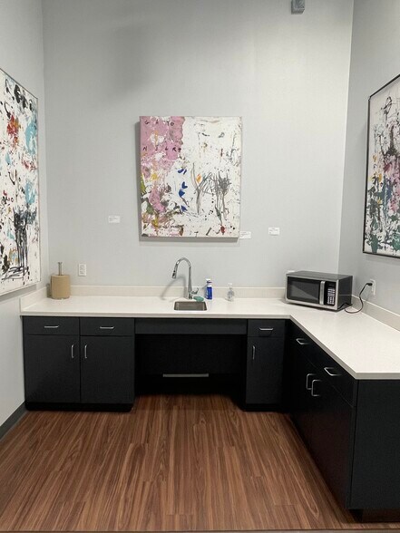 More Photos Of 4229 N FM 620 Hwy, Austin Showroom For Sale