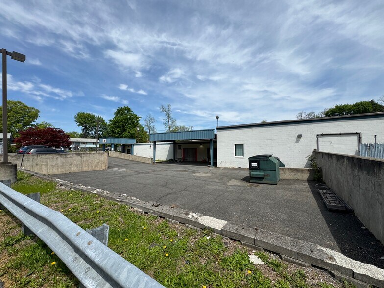 More Photos Of 195 Hudson St, Cornwall-on-Hudson Distribution For Lease