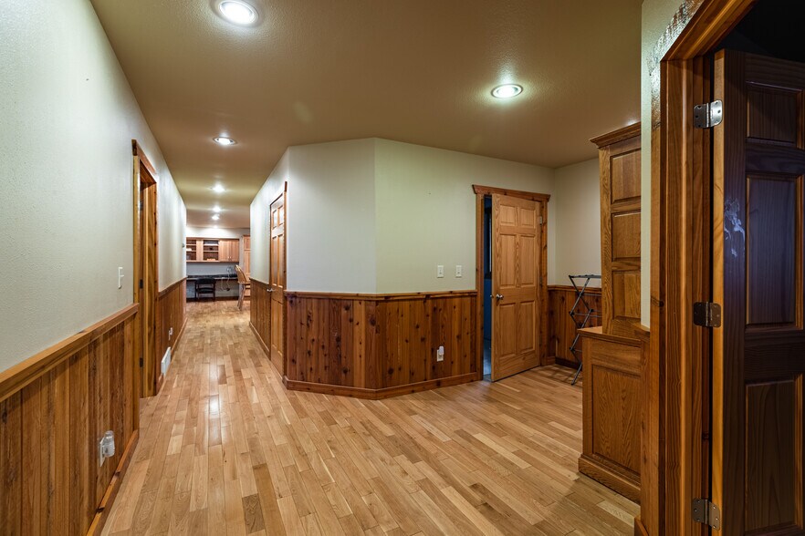 More Photos Of 1613 Chase St, La Crosse Showroom For Sale