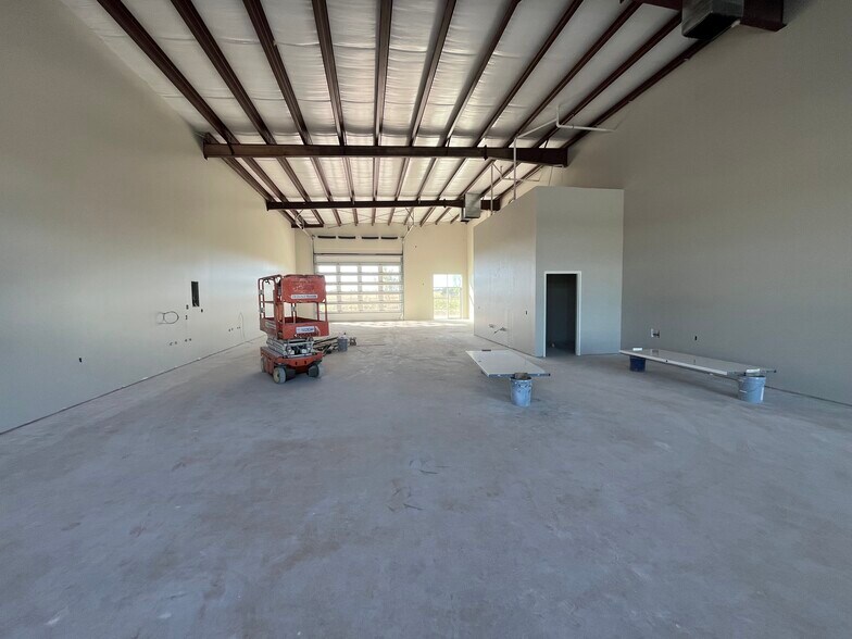 More Photos Of 11725 N Morgan Rd, Yukon Manufacturing For Sale