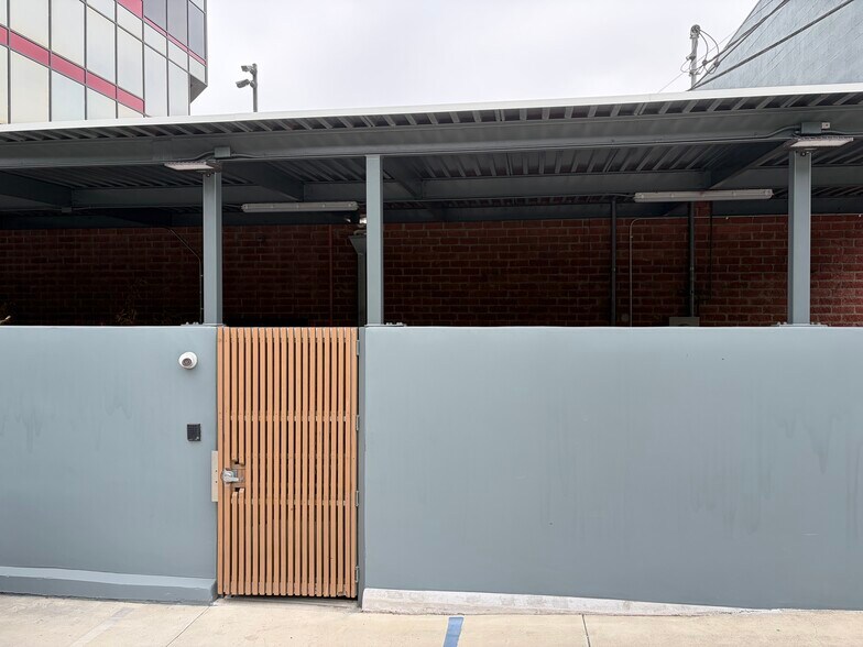 More Photos Of 2558 Overland Ave, Los Angeles Office For Lease