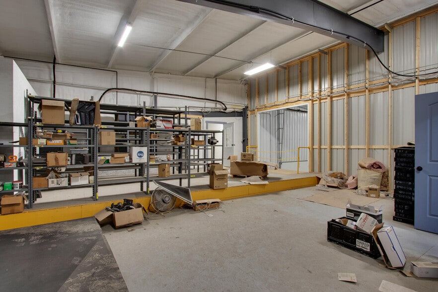 More Photos Of 25137 Outer Road 27, Wayland Auto Repair For Lease