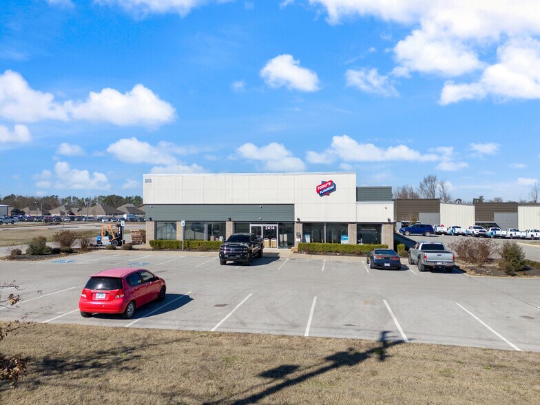 More Photos Of 2414 S 8th St, Rogers Freestanding For Lease