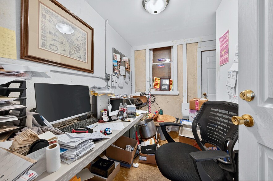 More Photos Of 129 E Wall St, Sherman Showroom For Sale