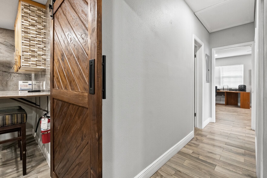 More Photos Of 5424 Edgewater Dr, Orlando Flex For Lease