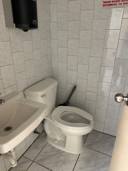 More Photos Of 1370-1380 NW 22nd St, Miami Warehouse For Lease