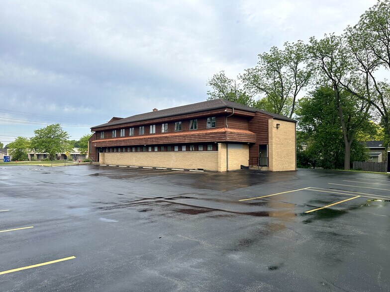 More Photos Of 720 N Rochester St, Mukwonago Office For Sale