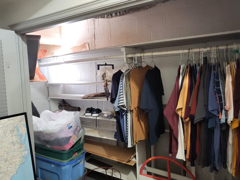 More Photos Of 212 S Broad St, Gastonia General Retail For Sale