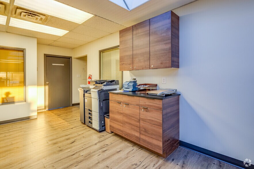 More Photos Of 1500 Marine Dr, North Vancouver Office For Lease