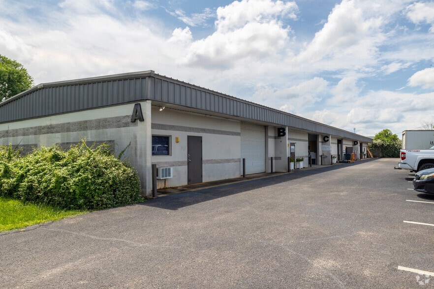 More Photos Of 2130 S Pine St, Foley Flex For Lease