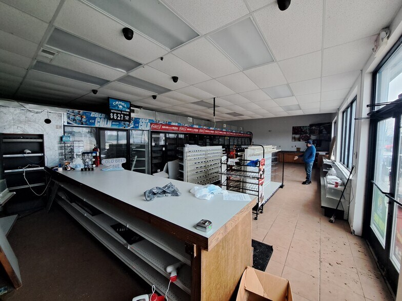 More Photos Of 610 S Paw Paw St, Lawrence Warehouse For Lease