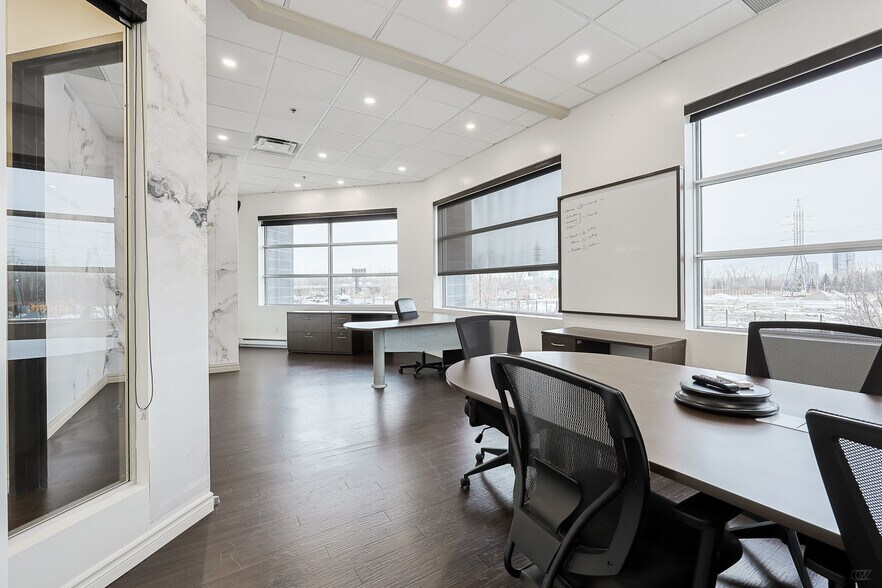 More Photos Of 9233-9245 Rue Thimens, Montréal Light Distribution For Lease