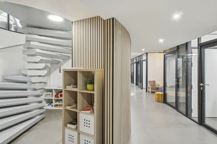 More Photos Of 27 Rue De Citeaux, Paris Office For Sale